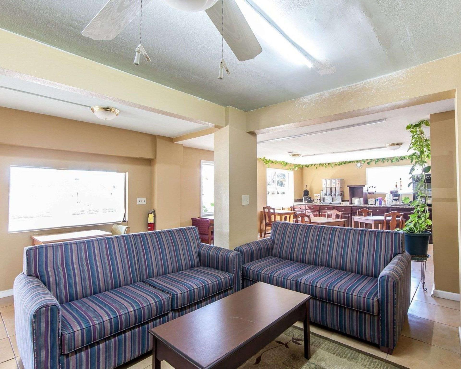 Days Inn By Wyndham Calhoun Ga I-75 And Us-41 Экстерьер фото